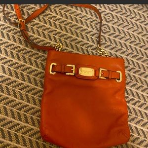 Crossbody Michael Kors in color burnt orange. In good condition!